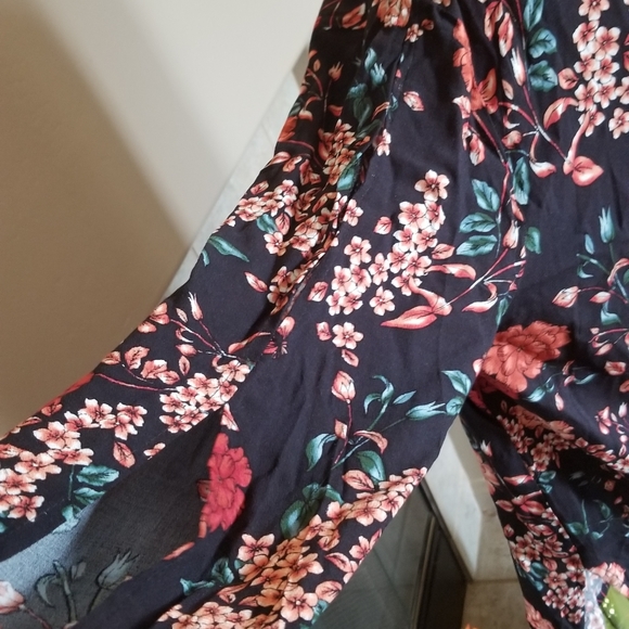 Democracy Floral Wrap Blouse NWT - Picture 3 of 6